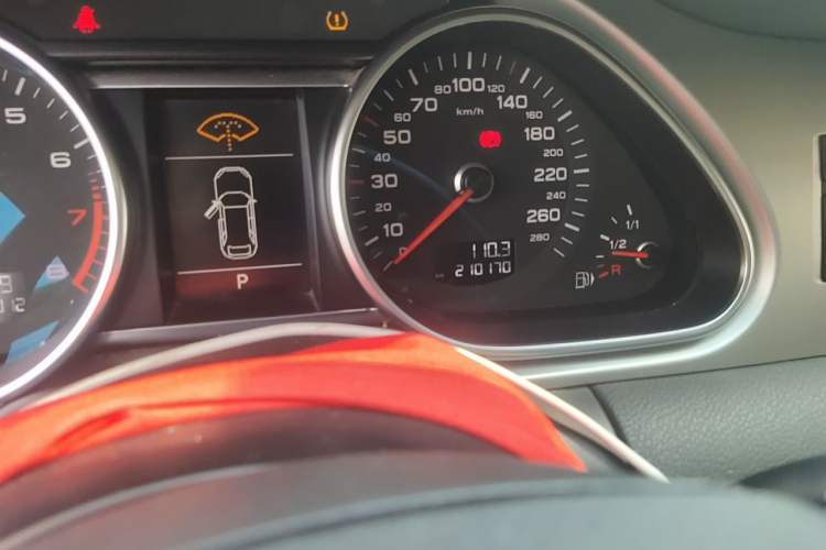 Used Audi Q7 2013 35 TFSI Technology Edition Odometer Close Up