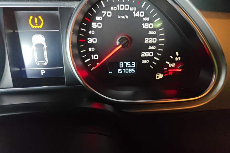 Used Audi Q7 2013 40 TFSI Comfort Edition Odometer Close Up