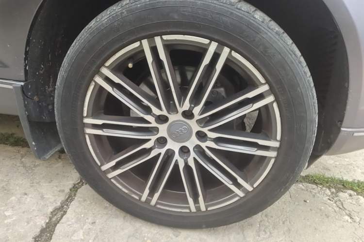 Used Audi Q7 2013 35 TFSI Technology Edition Right Front Wheel Hub