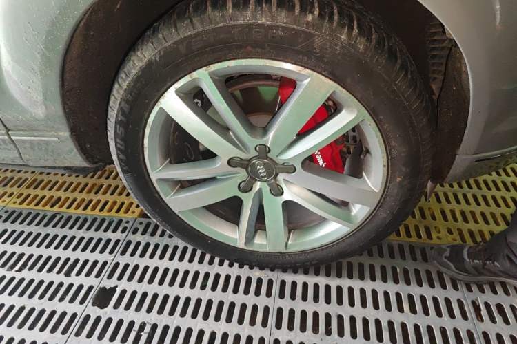 Used Audi Q7 2013 40 TFSI Comfort Edition Right Front Wheel Hub