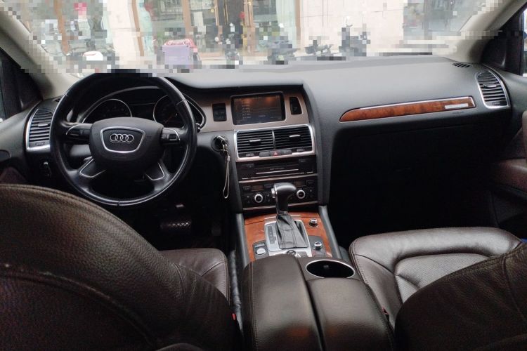 Used Audi Q7 2013 35 TFSI Ambition Edition Center Console