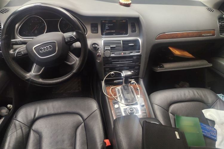 Used Audi Q7 2013 35 TFSI Ambition Edition Center Console