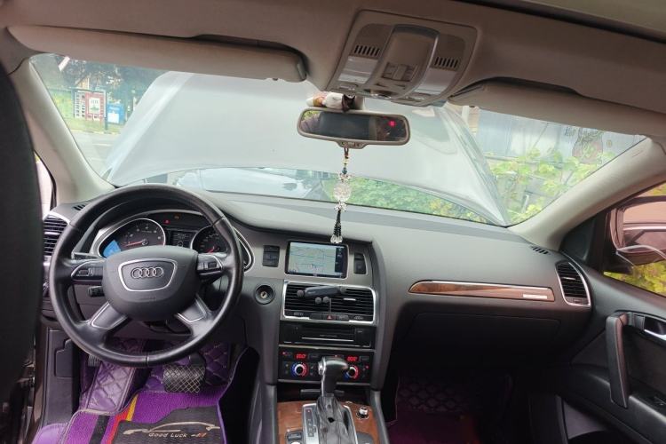 Used Audi Q7 2013 35 TFSI Ambition Edition Center Console