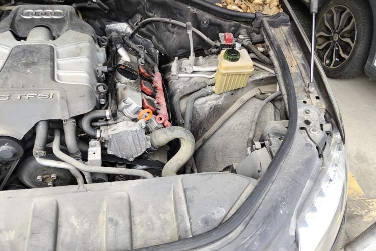 Used Audi Q7 2013 35 TFSI Comfort Model Engine Bay Left