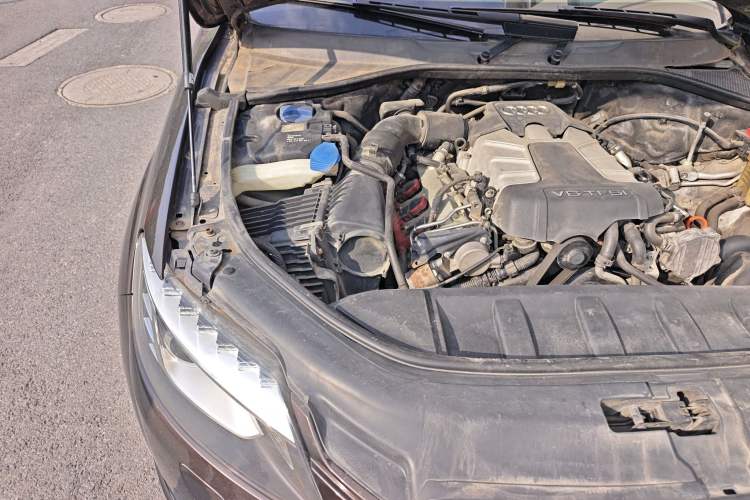 Used Audi Q7 2013 35 TFSI Ambition Edition Engine Bay Right