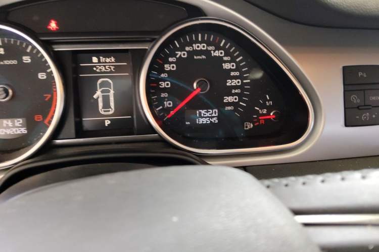 Used Audi Q7 2013 35 TFSI Comfort Model Odometer Close Up