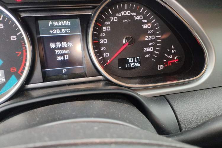 Used Audi Q7 2013 35 TFSI Ambition Edition Odometer Close Up