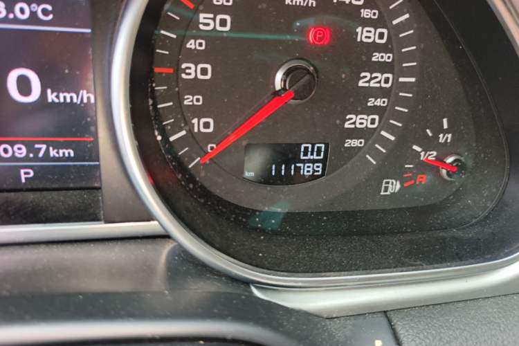 Used Audi Q7 2013 35 TFSI Technology Edition Odometer Close Up