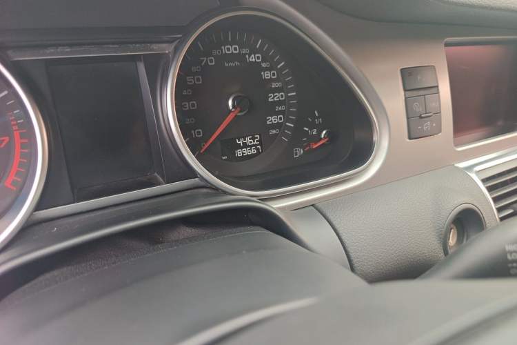Used Audi Q7 2013 35 TFSI Ambition Edition Odometer Close Up
