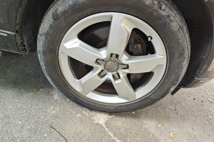 Used Audi Q7  Right Front Wheel Hub