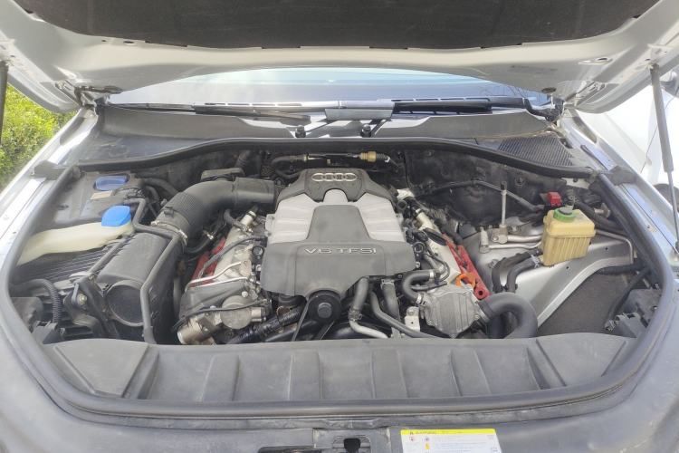 Used Audi Q7  Engine Bay
