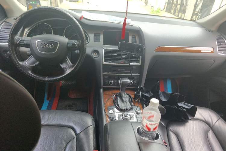 Used Audi Q7 2013 35 TFSI Ambition Edition Center Console