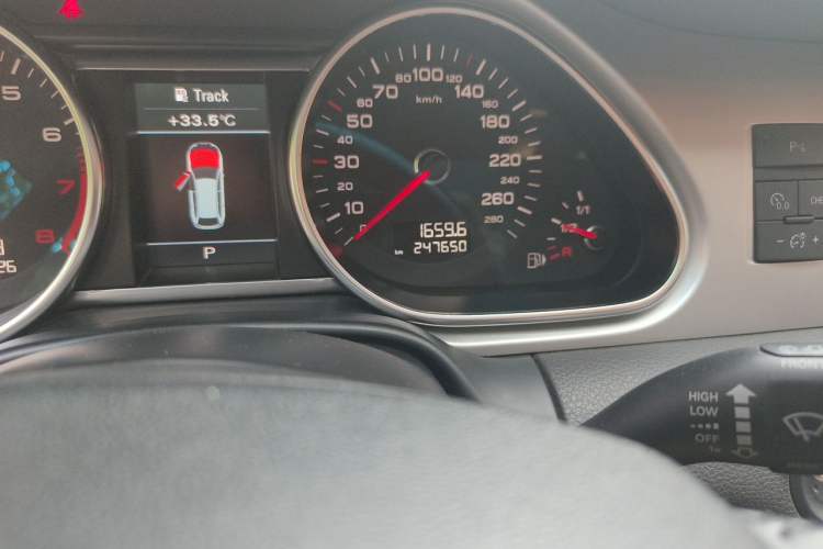 Used Audi Q7 2013 35 TFSI Ambition Edition Odometer Close Up
