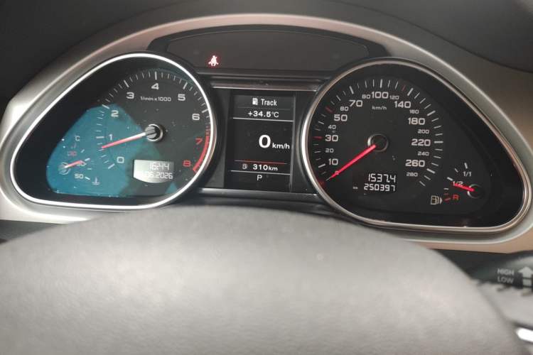 Used Audi Q7 2013 35 TFSI Ambition Edition Odometer Close Up