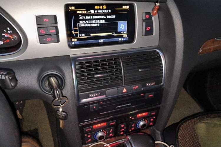 Used Audi Q7 2014 35 TDI Sport Edition Audio And AC Panel