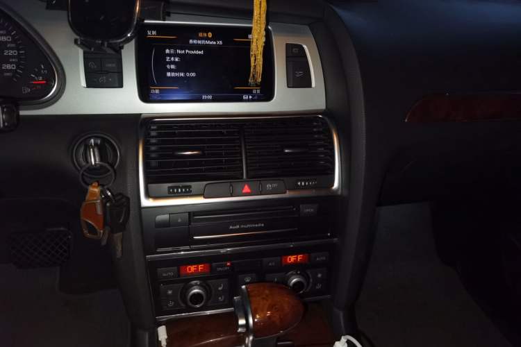 Used Audi Q7 2014 35 TFSI Off-road Model Audio And AC Panel