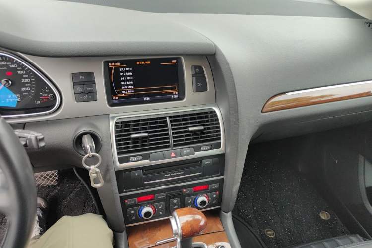 Used Audi Q7 2014 35 TFSI Off-road Model Audio And AC Panel