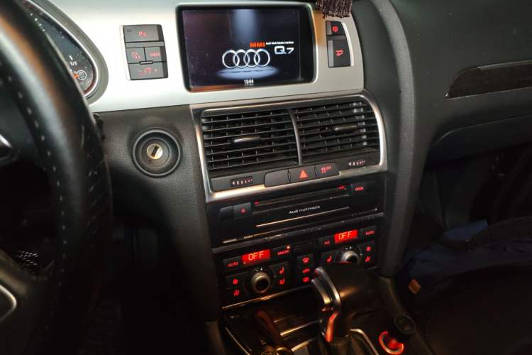 Used Audi Q7 2014 35 TDI Sport Edition Audio And AC Panel