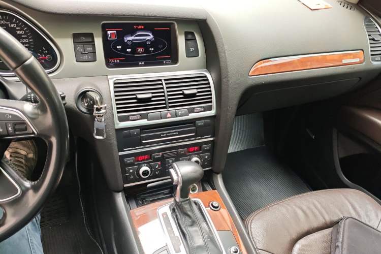 Used Audi Q7 2014 35 TDI Sport Edition Audio And AC Panel