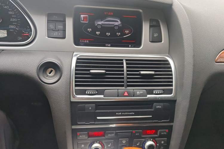 Used Audi Q7 2014 35 TFSI Off-road Model Audio And AC Panel