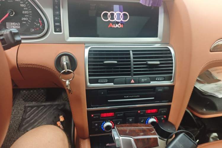 Used Audi Q7 2014 35 TDI Sport Edition Audio And AC Panel