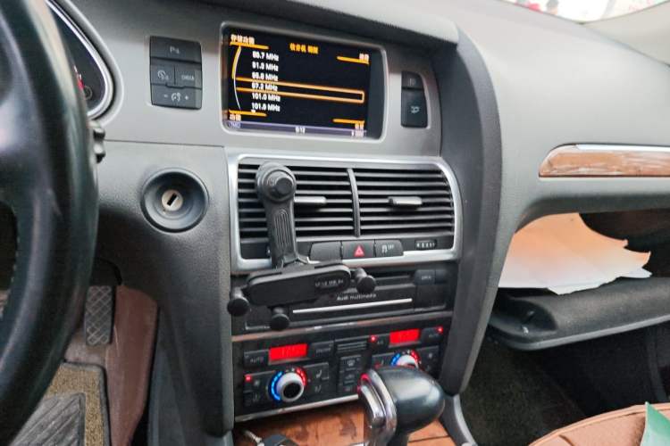 Used Audi Q7 2014 35 TFSI Sport Edition Audio And AC Panel
