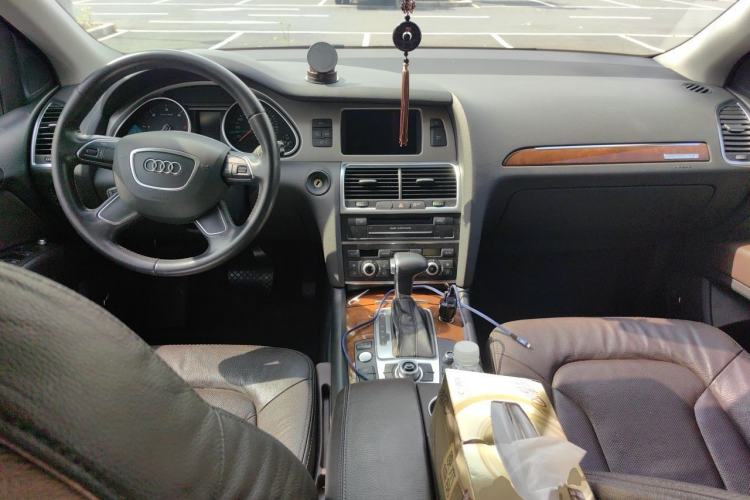 Used Audi Q7 2014 35 TDI Sport Edition Center Console