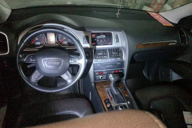 Used Audi Q7 2014 35 TDI Sport Edition Center Console