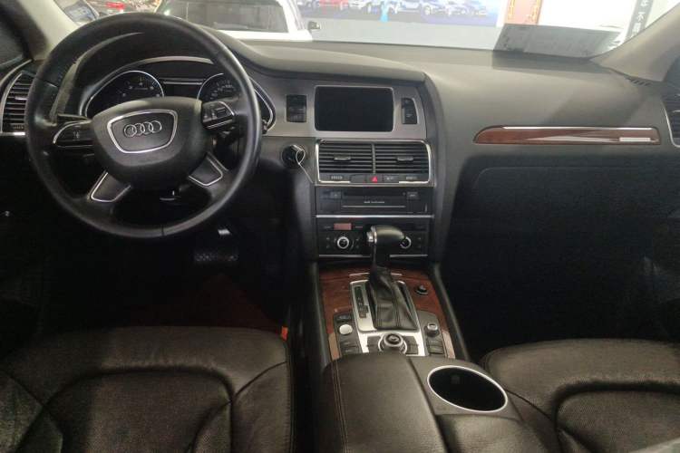 Used Audi Q7 2014 35 TFSI Ambition Edition Center Console