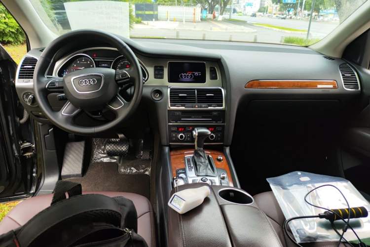 Used Audi Q7 2014 35 TFSI Sport Edition Center Console