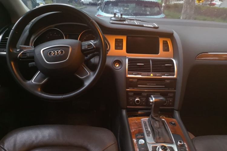 Used Audi Q7 2014 35 TFSI Ambition Edition Center Console