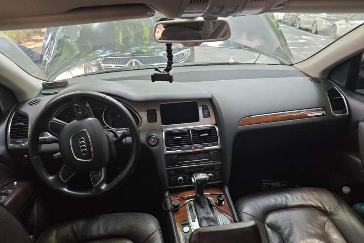 Used Audi Q7 2014 35 TFSI Sport Edition Center Console