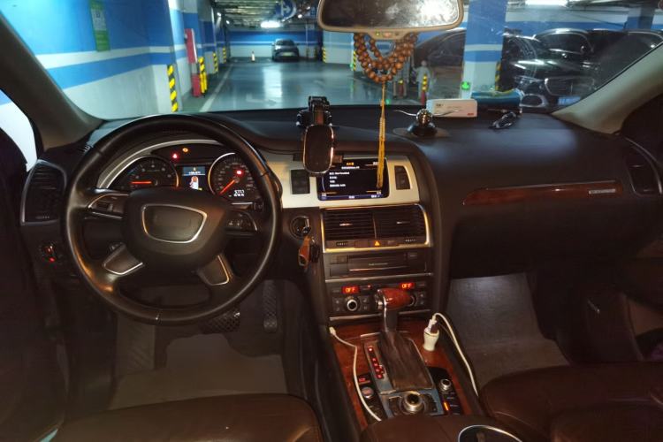 Used Audi Q7 2014 35 TFSI Off-road Model Center Console