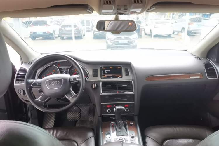 Used Audi Q7 2014 35 TFSI Sport Edition Center Console
