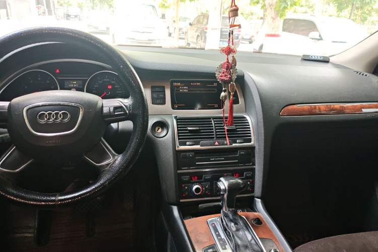Used Audi Q7 2014 35 TFSI Ambition Edition Center Console
