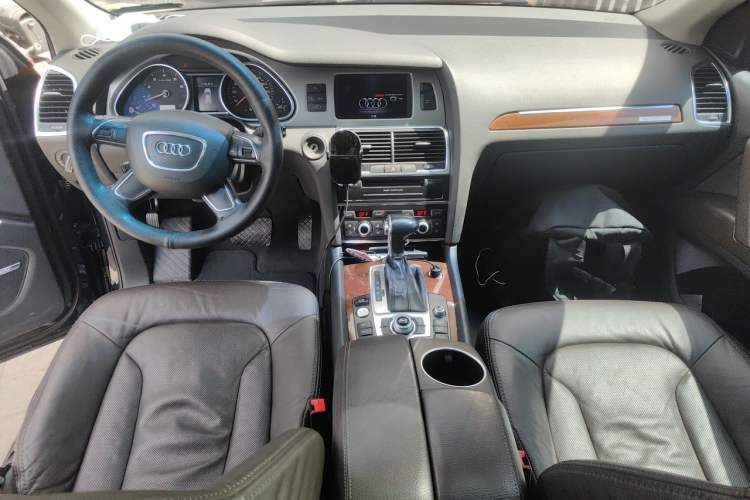 Used Audi Q7 2014 35 TFSI Sport Edition Center Console
