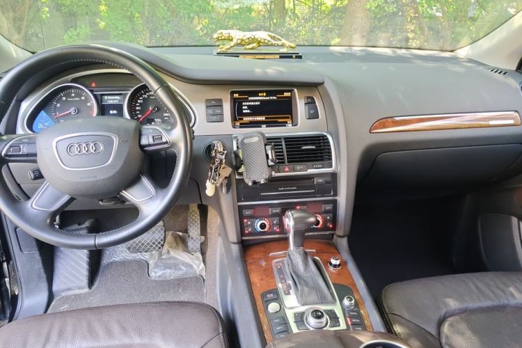 Used Audi Q7 2014 35 TFSI Ambition Edition Center Console
