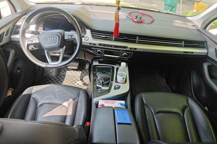 Used Audi Q7  Center Console