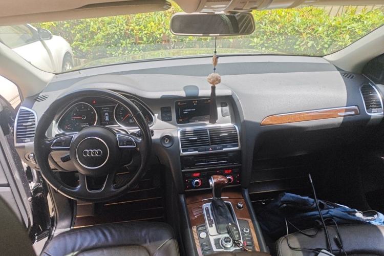 Used Audi Q7  Center Console