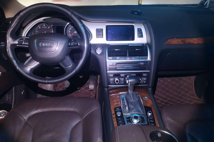 Used Audi Q7 2014 35 TDI Sport Edition Center Console