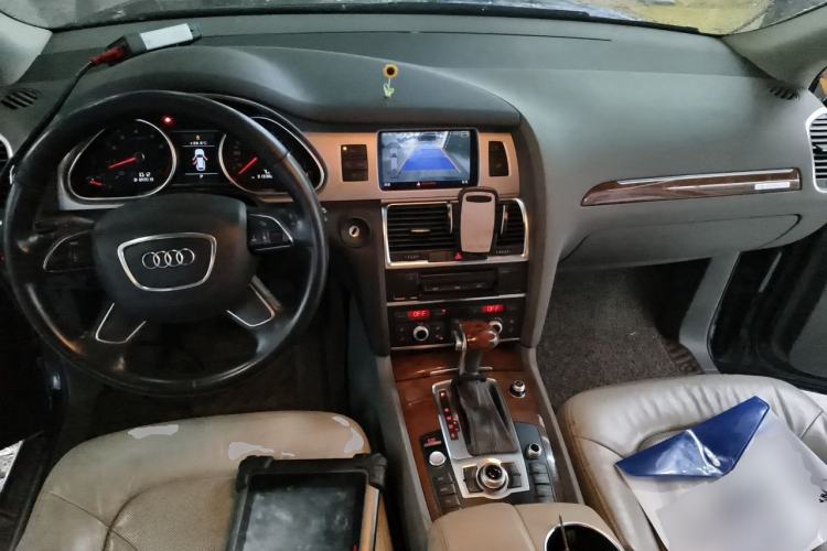 Used Audi Q7 2014 35 TFSI Off-road Model Center Console