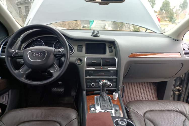 Used Audi Q7 2014 35 TFSI Ambition Edition Center Console