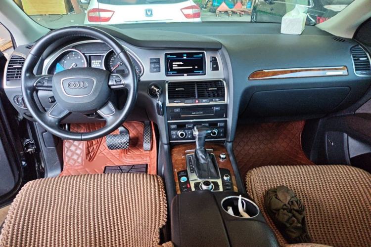Used Audi Q7 2014 40 TFSI Sport Edition Center Console