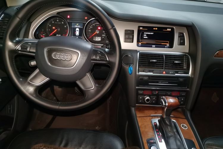 Used Audi Q7 2014 35 TFSI Off-road Model Center Console