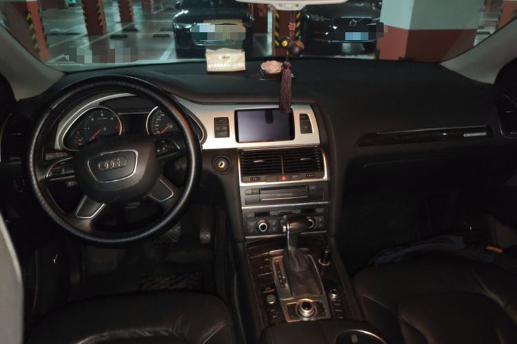 Used Audi Q7 2014 35 TDI Sport Edition Center Console
