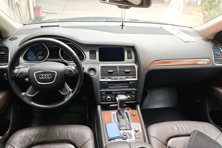 Used Audi Q7 2014 35 TDI Sport Edition Center Console