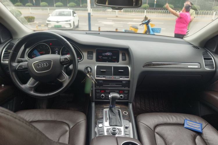 Used Audi Q7  Center Console