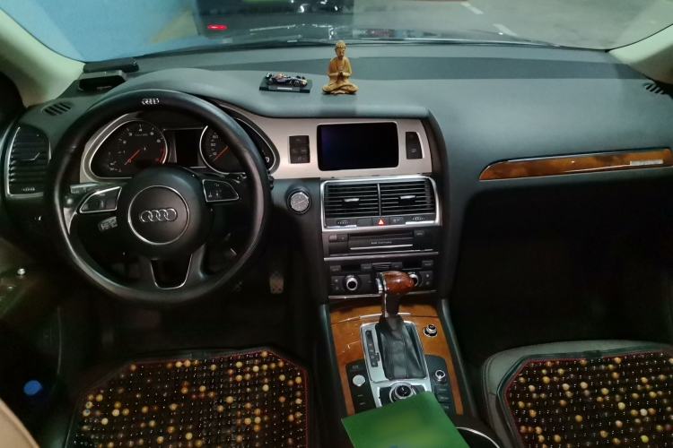 Used Audi Q7  Center Console