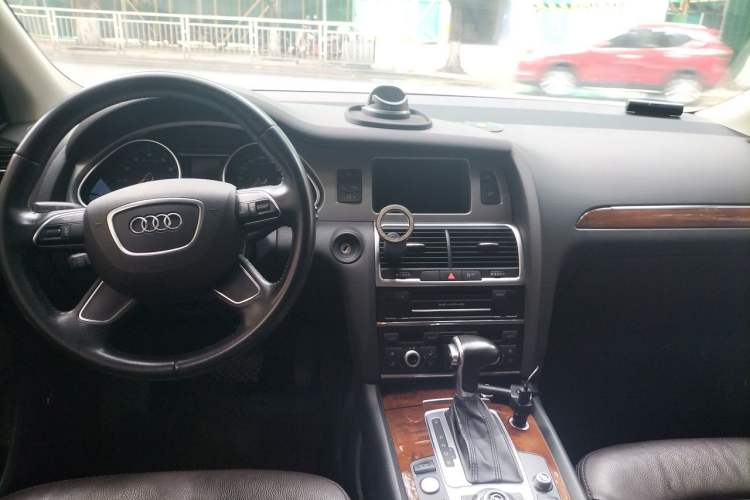 Used Audi Q7 2014 35 TFSI Ambition Edition Center Console