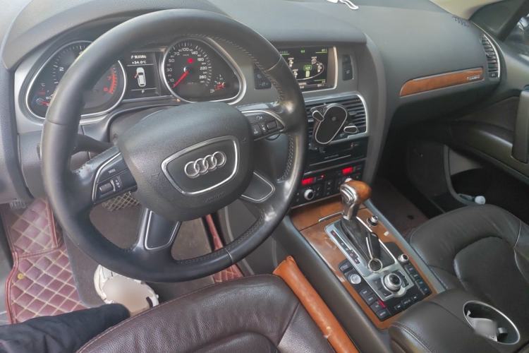 Used Audi Q7 2014 35 TFSI Off-road Model Center Console